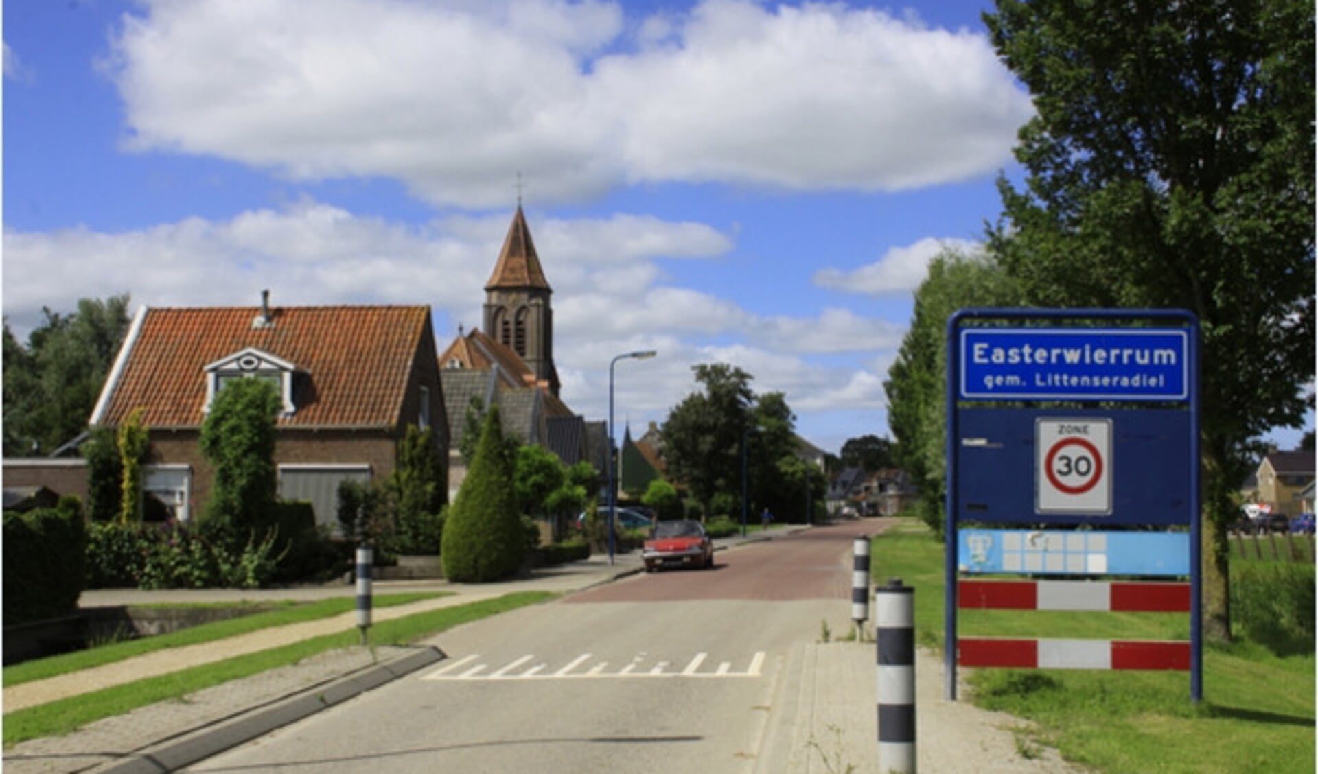 De katholieke kerk van Easterwierrum, met de rode toren bij de entree van het dorp, is een voorbeeld van een kerk die nu privébezit is.