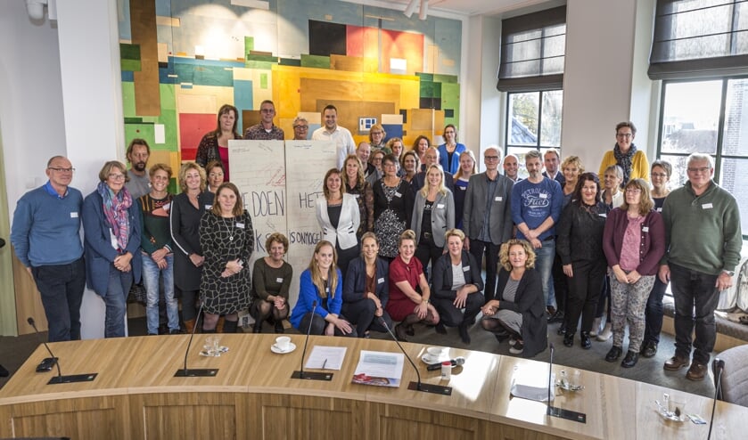 Vertegenwoordigers van gemeente, Rabobank, bedrijven, onderwijs en vrijwilligersoganisaties samen aan de slag vóór financiële gezondheid.