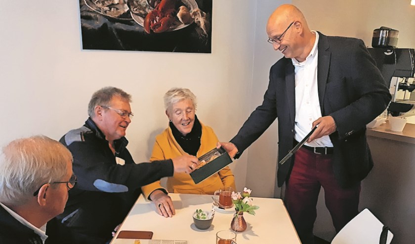 Museumdirecteur Albert Scheffers (rechts) deelt Zierikzeesche Moppen uit