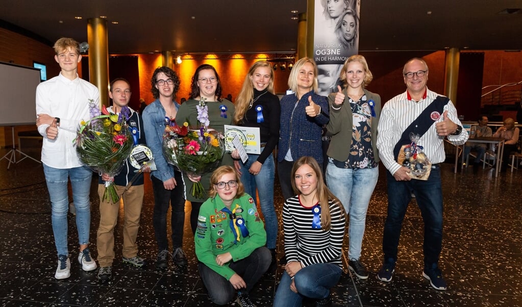 Foto (gemaakt door Natalia Balanina) van genomineerden, prijswinnaars en jury:

Van links naar rechts ;

Achterste rij Willem de Vries (jury), Melvin Kooistra, Djayden Yung , Kasia de Vries, Anniek van der Horst, wethouder Hilde Tjeerdema, Danielle Nawijn, Stef Verhagen (jury)

Voorste rij: Danielle Kingma, Myra van der Horst

Afwezig: Rowena van Nimwegen