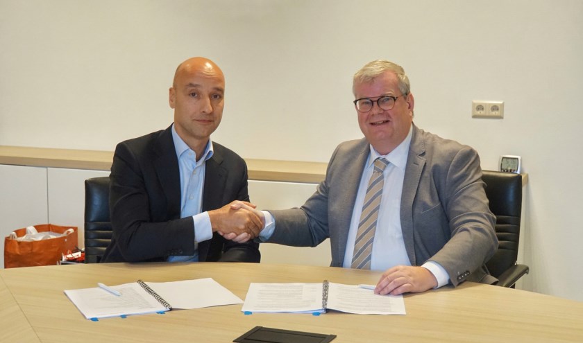 Tomas van den Berg (projectontwikkelaar De Langen & Van den Berg Vastgoed B.V.) en Peter Feller (wethouder gemeente Goeree-Overflakkee)