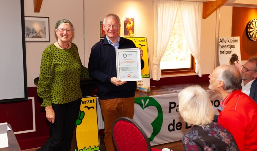 Statenlid Rinie van der Zanden reikt oorkonde uit aan Dr. Theo van Gelder van de Stichting Groene Ster Duurzaam (foto: Erwin van den Bosch).