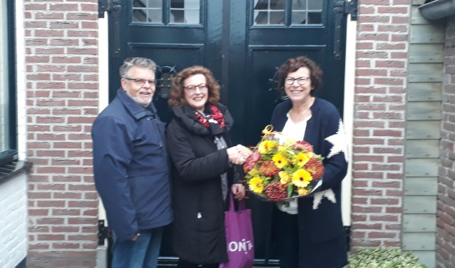 Sjoukje Bakker van Museum 't Kiekhuus zet Ina en haar man Dick Borg in het zonnetje