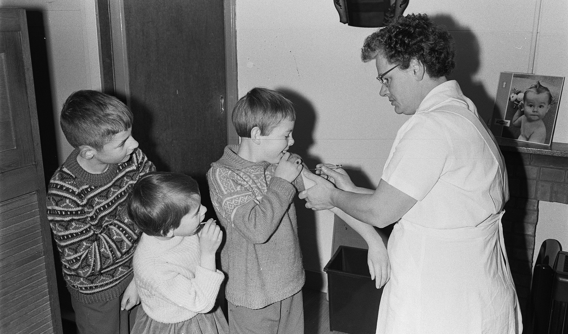 Kinderen op Tholen worden ingeënt tegen polio 1963