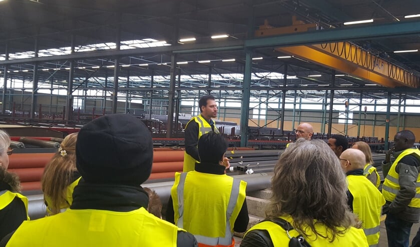 De groep werkzoekenden op bedrijfsbezoek bij Douma Staal