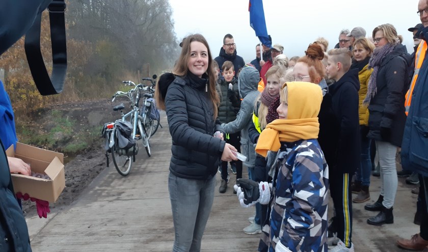 Amber Vis helpt wethouder Tytsy Willemsma met het uitdelen van de fietslampjes.