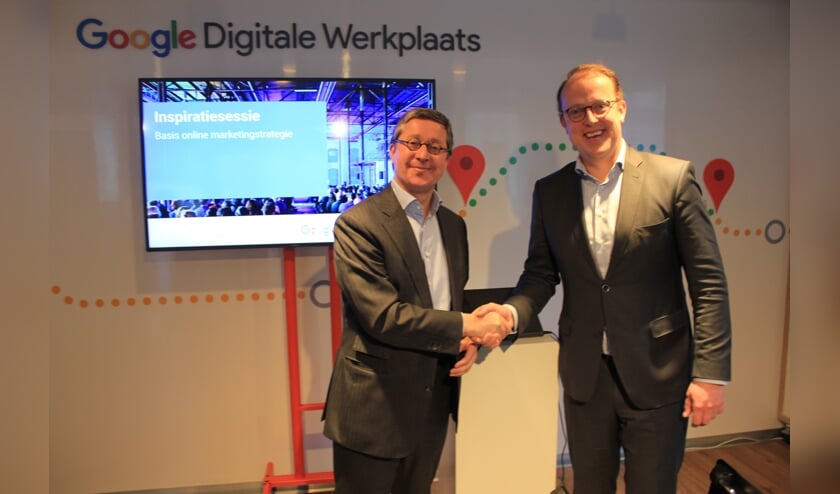 Friso Douwstra (rechts) van de gemeente, samen met Google-CEO Pim van der Feltz