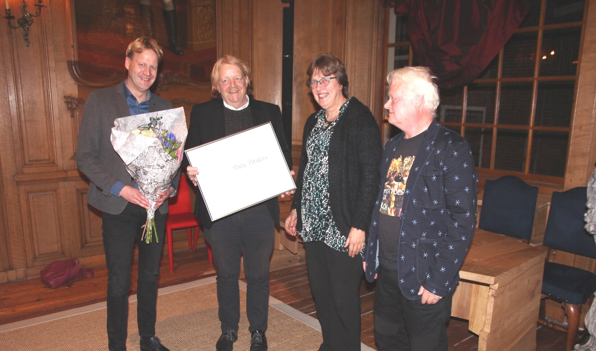 van links naar rechts wethouder Sjoerd Feitsma, juryvoorzitter Goffe Jensma en prijswinnaars Froukje de Jong en Loet Hin van de Stichting Bildtse Aardappelweken.