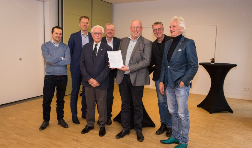 De handtekeningen zijn gezet, door vanaf rechts Rein Swart (voorzitter raad van bestuur Accolade), Gert Brouwer (huurdersvereniging De Bewonersraad), Leendert van Tuinen (huurdersvereniging Zuidwest-Friesland), Jan Huisman (directeur-bestuurder Zuidwest-Friesland), Minne van Oosten (huurdersvereniging Sneek), Harro Eppinga (directeur-bestuurder Elkien) en Sjoerd Brandsma (gemeente Súdwest-Fryslân).