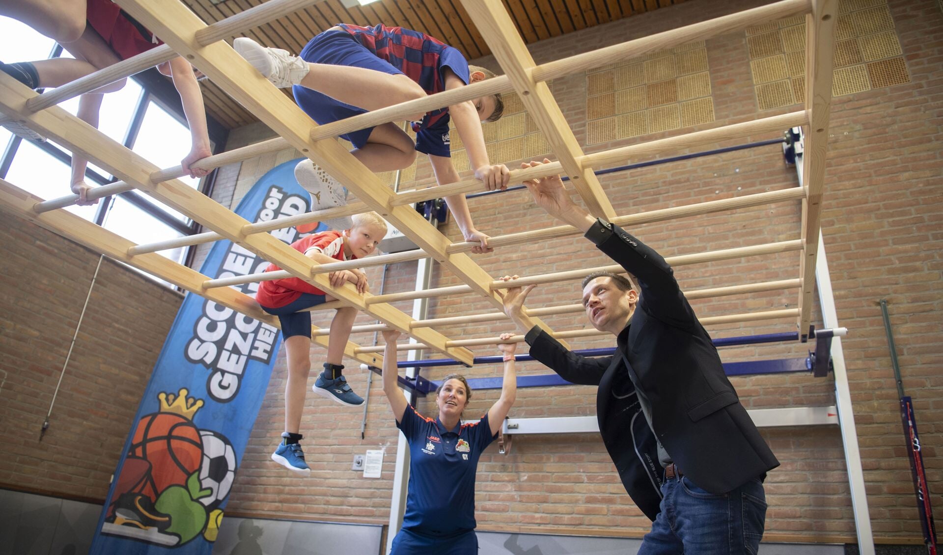 De kinderen van groep 7 van Het Kompas liet samen met 'meester Niels' (buurtsportcoach Niels den Braven) zien hoe je het nieuwe materiaal kunt gebruiken tijdens de gymles