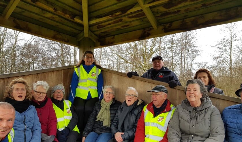 Rustpauze van de fietsgroep. Linksonder wethouder Jongebloed