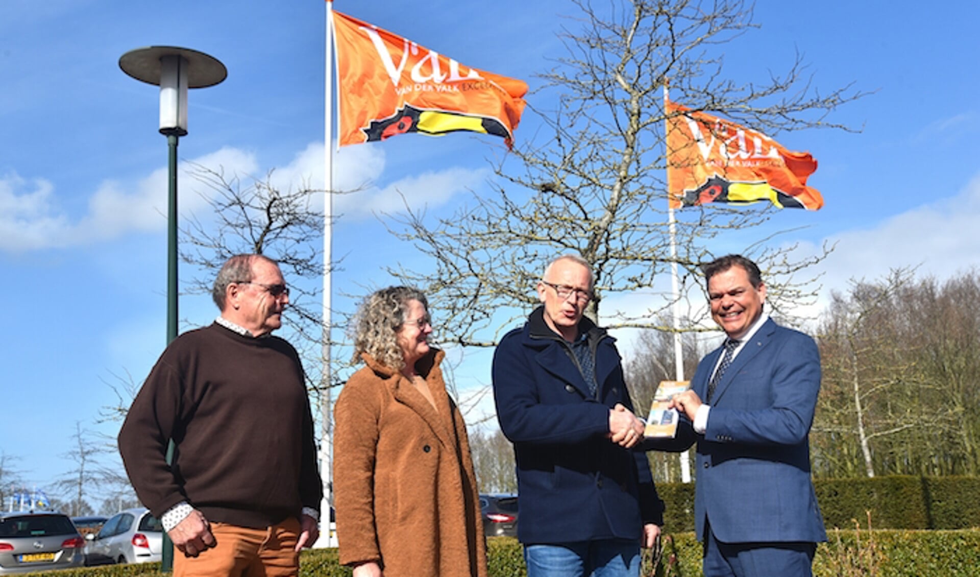 familie Lankman neemt de eerste brunchbon in ontvangst