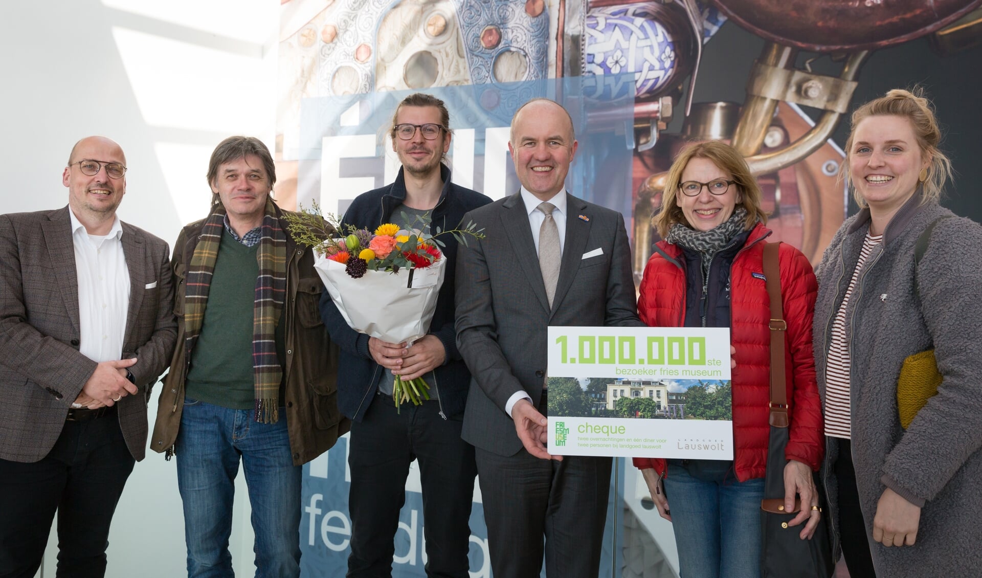 Museumdirecteur Kris Callens en de Commissaris van de Koning in Friesland Arno Brok verwelkomen de familie Effing als miljoenste bezoeker.