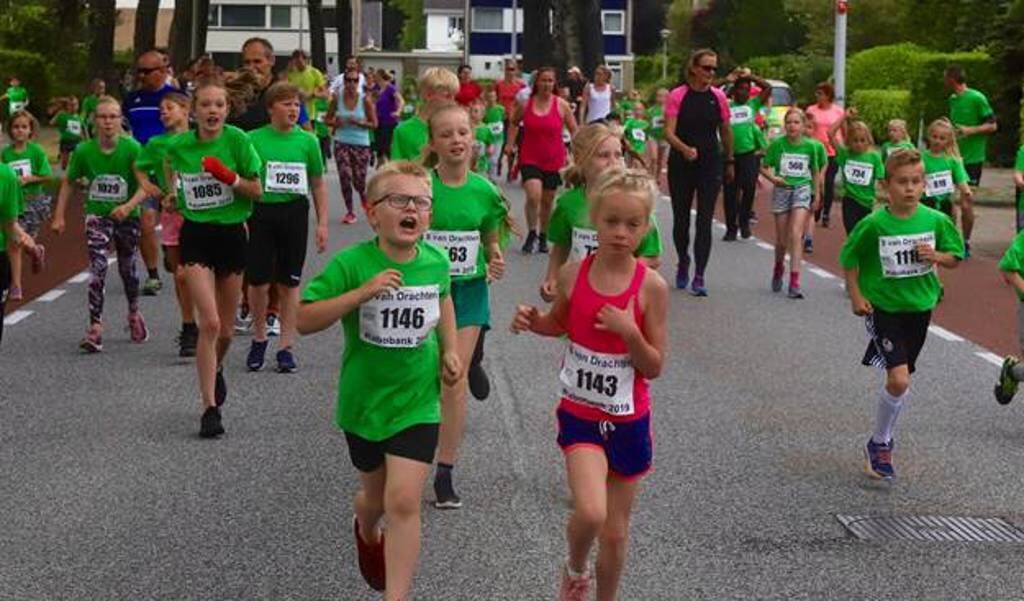 De deelnemers doen allemaal hun uiterste best tijdens de Kidsrun van De 8 van Drachten (fotografie Harry Blokzijl)