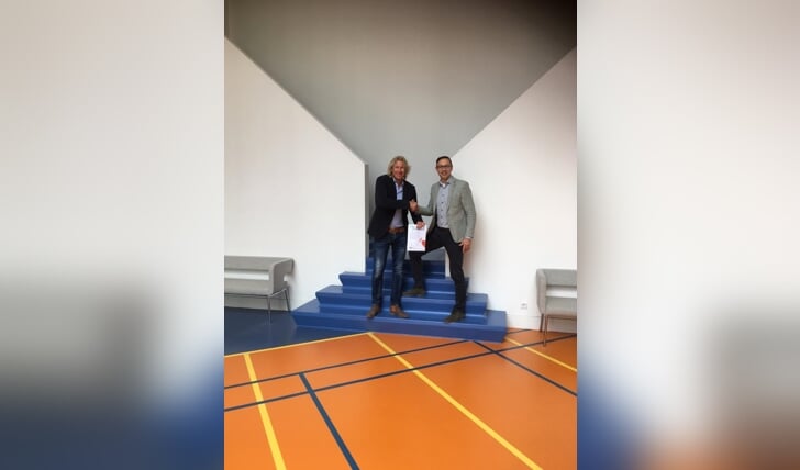 Links Erwin Duursma (Fryslân Hartveilig), rechts Johan van der Kooi, directeur bv SPORT met het manifest ‘Hart voor Fryslân’