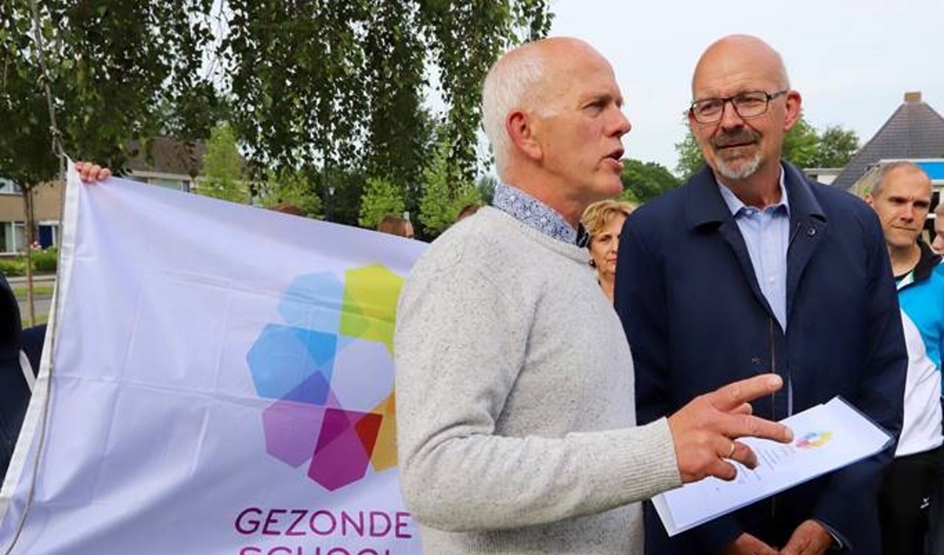 Teamleider Thymen Stobbe van VSO De Zwaai ontvangt het 3e Gezonde Schoolvignet van wethouder Piet de Ruiter (fotografie: Harry Blokzijl)