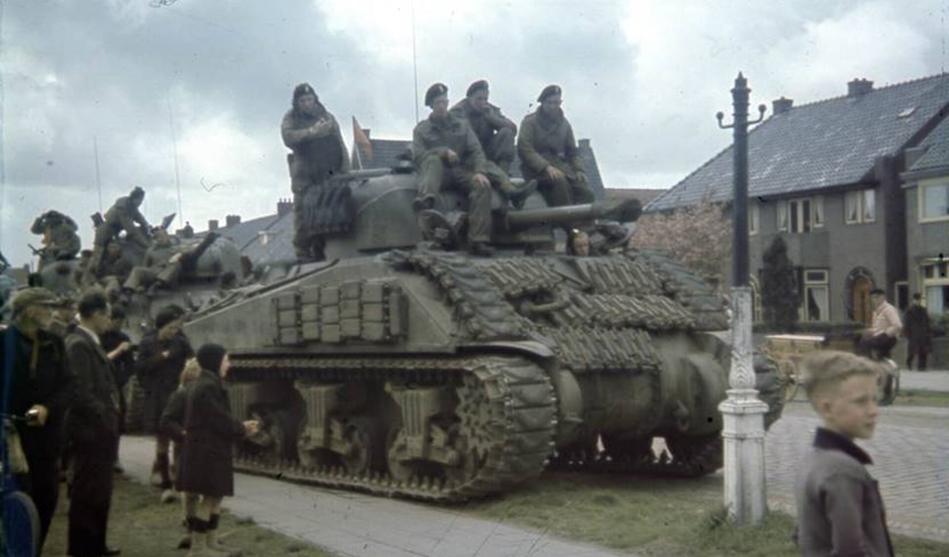 Canadese tank op de Groningerstraatweg, 15 april 1945