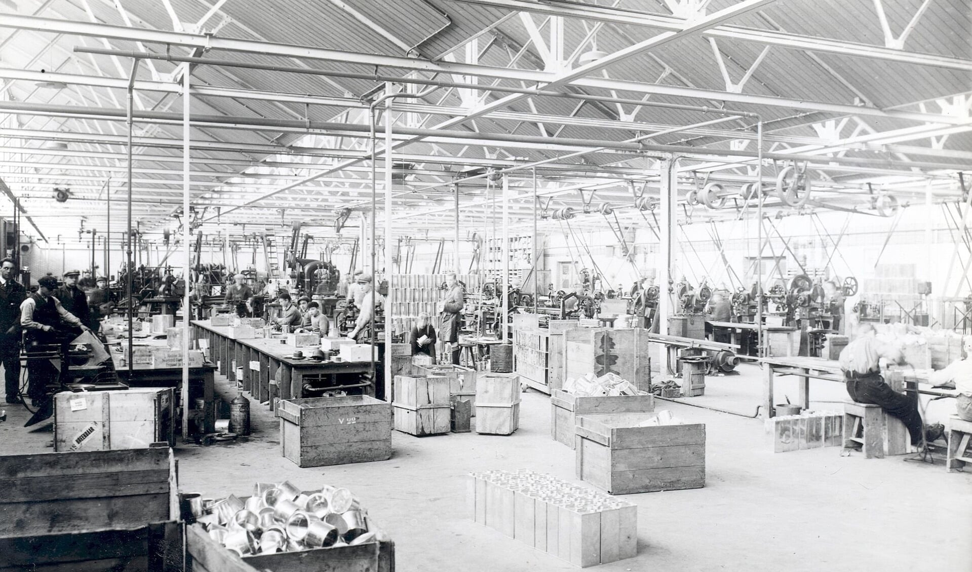 Arbeiders aan het werk in de nieuwe blikfabriek aan de Woudmansstraat, 1932 (collectie HCL)