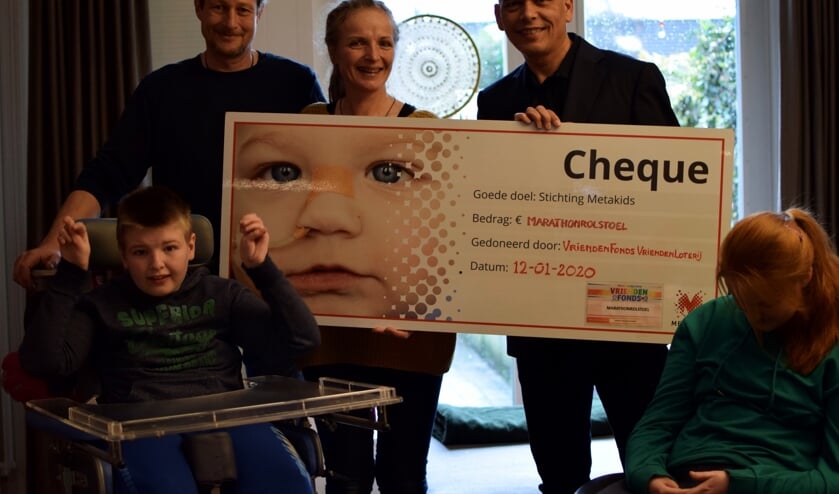 Cisca van Sloten neemt de cheque in ontvangst van John Knol van Metakids.