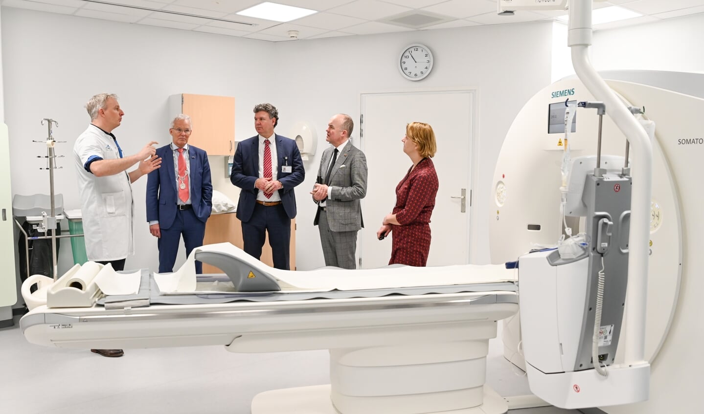 Radioloog D. Lubbers en teammanager Radiologie Lenie Wilms tonen aan de commissaris van de Koning Arno Brok één van de nieuwe, energiezuinige CT-scanners van ziekenhuis Nij Smellinghe.