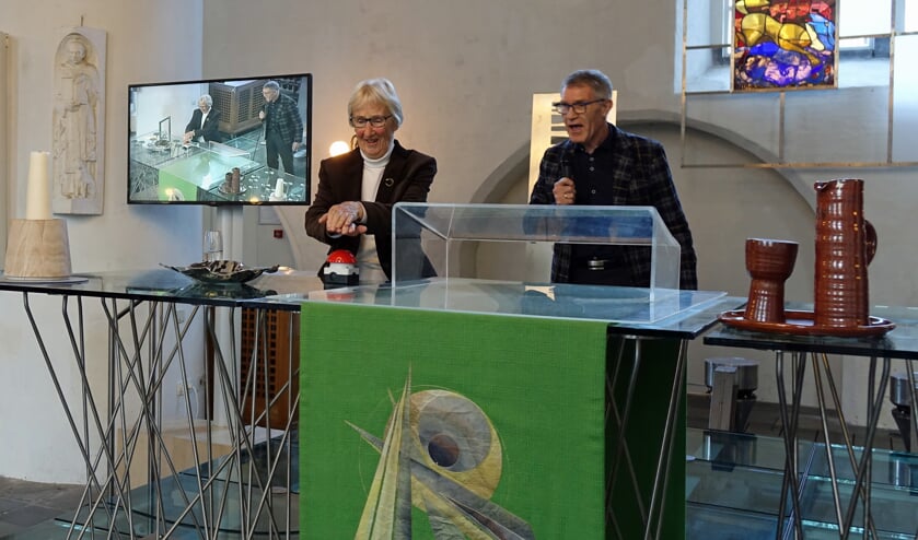 Tine Bakker geeft de aftrap voor Actie Kerkbalans 2020, gadegeslagen door Jan Veltman, voorzitter van het College van Kerkrentmeesters.