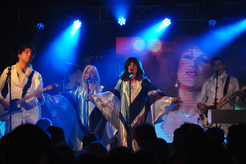 Abba Tribute speelde in 2017 in Surhuisterveen bijna het dak van De Lantearne (foto: Harm Feitsma)
Afbeelding: Abba Tribute