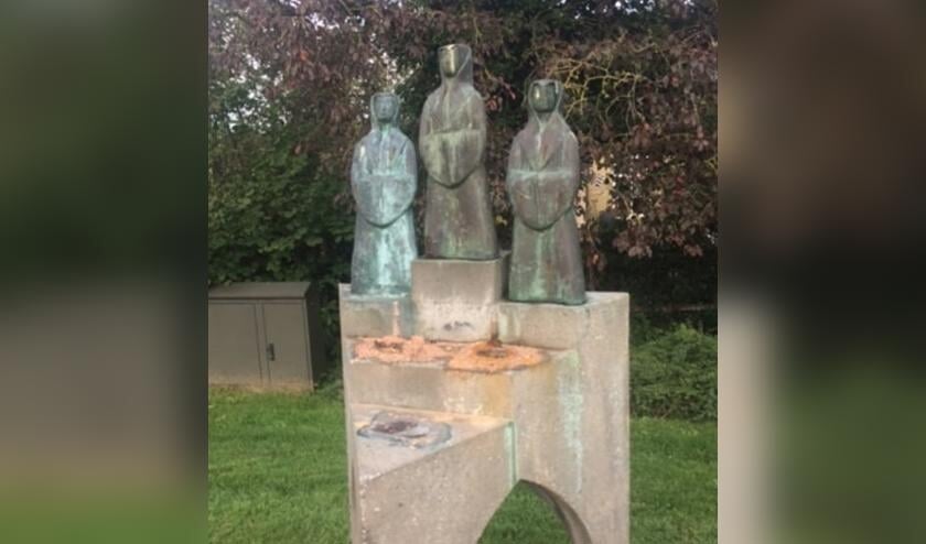Dit is wat er is overgebleven van het beeld met de nonnen.