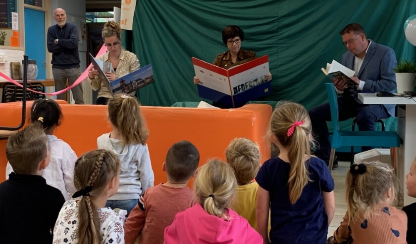 v.l.n.r. Leesconsulente Irene Naaktgeboren, directrice Petra ’t Hoen en Wethouder Berend Jan Bruggeman zitten al met hun neus in de boeken.