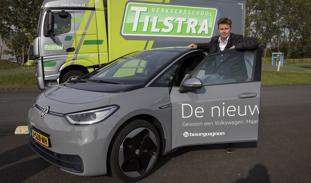 Algemeen directeur Ard de Graaf van SC Cambuur met de volledig elektrische Volkswagen ID.3