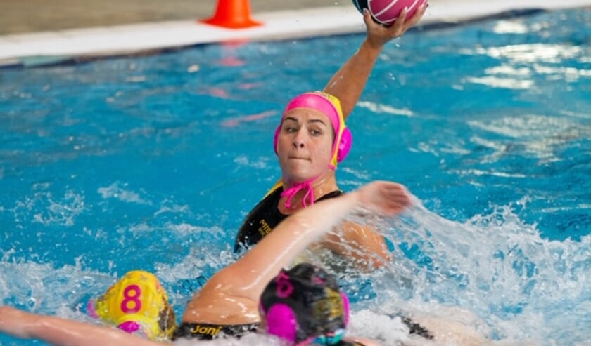 <p>Gabrielle Weiler van Neptunia'24 waagt een doelpoging</p>