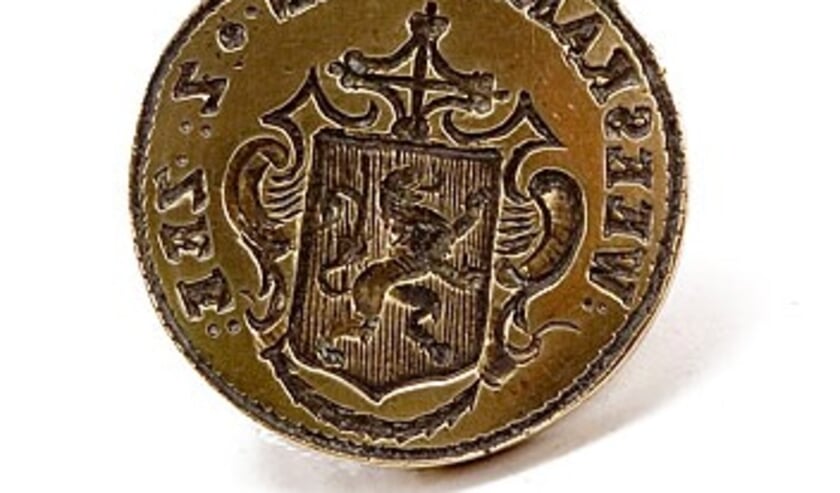 Zegelstempel van de Weeskamer van de stad Zierikzee. In het randschrift van de zegel staat 'Weeskamer van Zzee'. Datering ca. 1700-1800. Materiaal messing. Hoogte 2,5 cm, diameter 3,8 cm.
