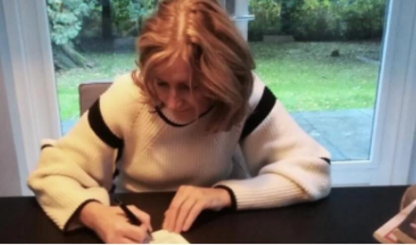 Wethouder Esther Verhagen ondertekent het landelijke actieprogramma tegen eenzaamheid.
