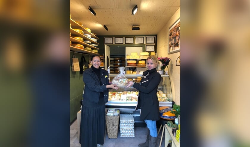 Een tevreden klant met het gewonnen kaaspakket voor haar moeder