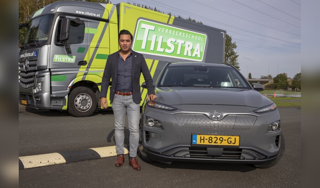 Communicatie-adviseur Joël Heiner van de provincie Fryslân met de Hyundai Kona Electric 