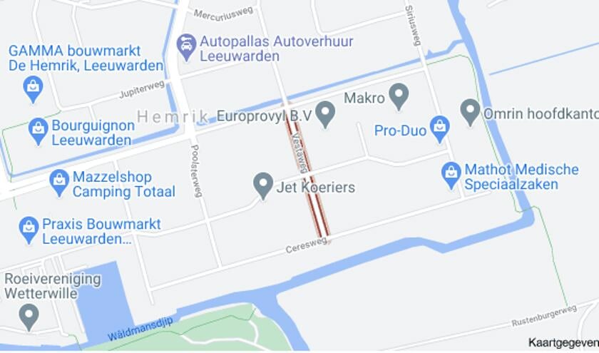 <p>De met rode lijnen omstreepte straat is de Vestaweg.</p>