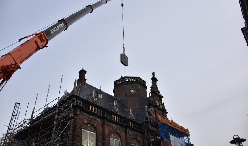 De plaatsing van het nieuwe tafelelement.
