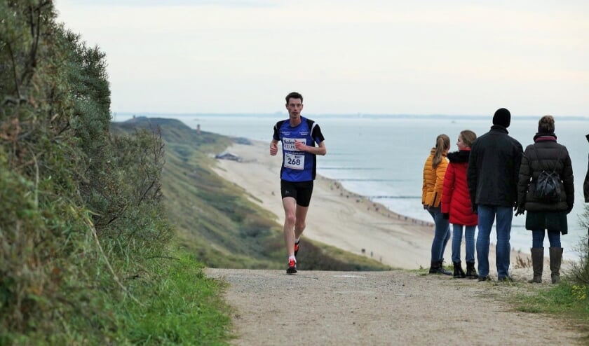 Eric in actie tijdens de Kustmarathon op weg naar Zoutelande