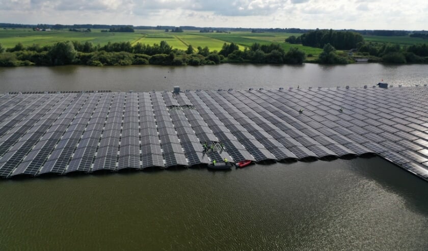 <p>Drijvend zonnepark Nij Beets in aanbouw. </p>