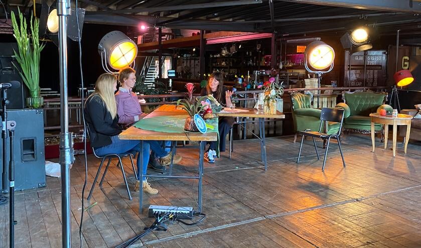 Het Grote Fossielvrije Livestream Event in actie. Vanwege coronaregels is het rustig in de zaal, maar druk met kijkers via internet.