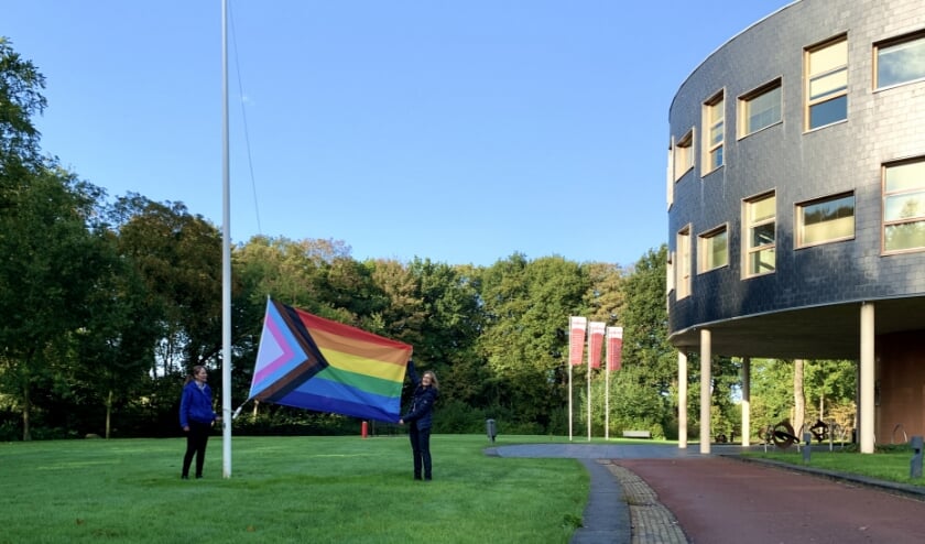 <p>Wethouder Esther Verhagen hijst de Progress Flag voor het gemeentehuis in Oosterwolde. </p>