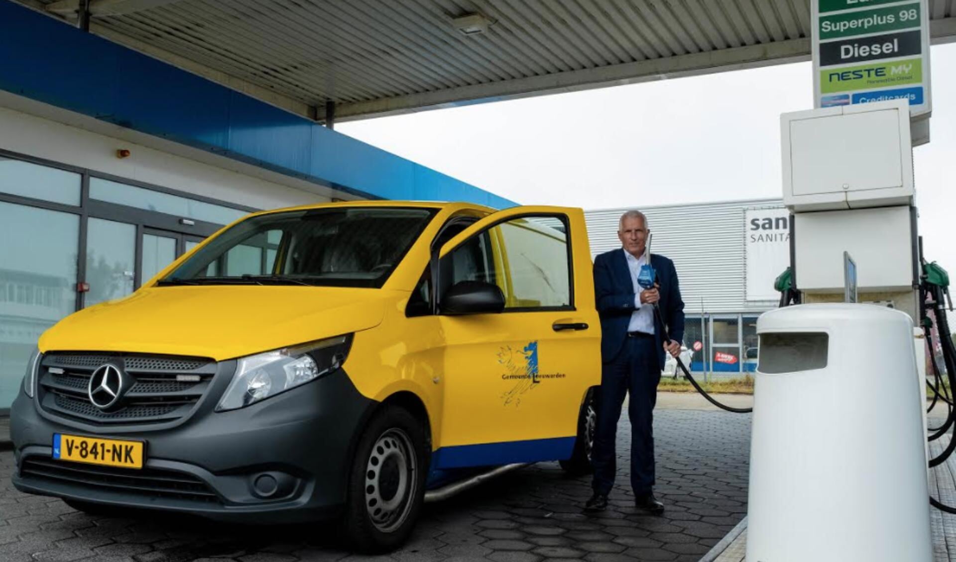 Wethouder Bert Wassink tankt zogeheten blauwe diesel (officieel Neste MY) bij het Tamoil tankstation aan de Zwettestraat in Leeuwarden.