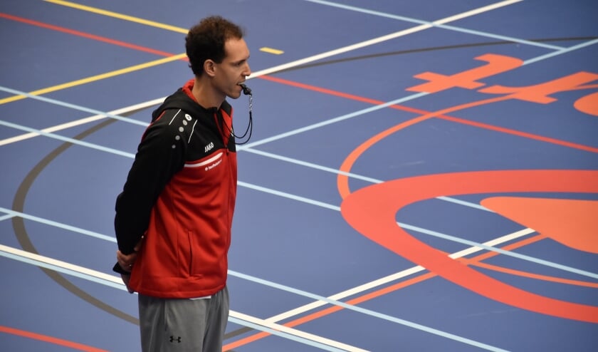 Coach Ferried Naciri kijkt toe op de training