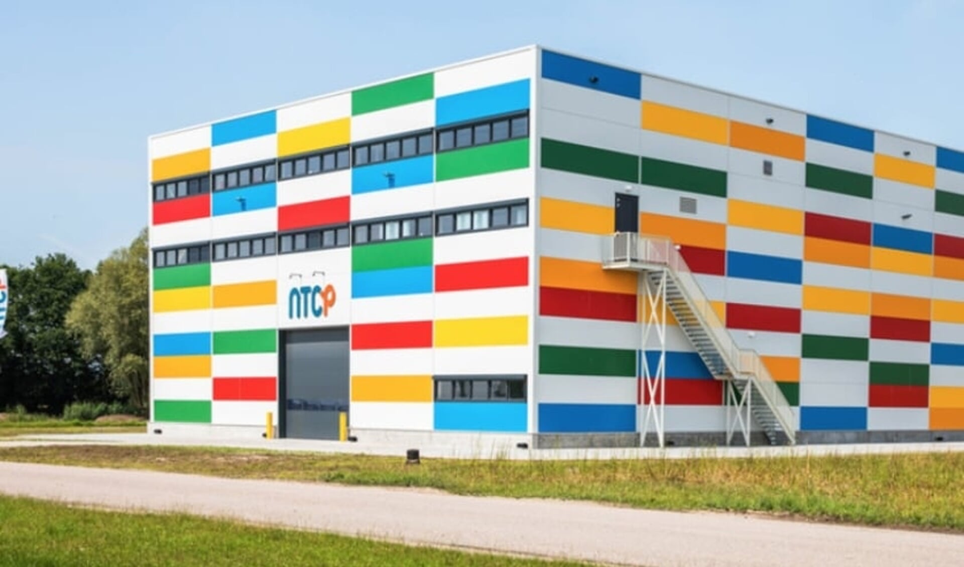 Het opvallende gebouw van het Nationaal Testcentrum Circulaire Plastics in Heerenveen.  