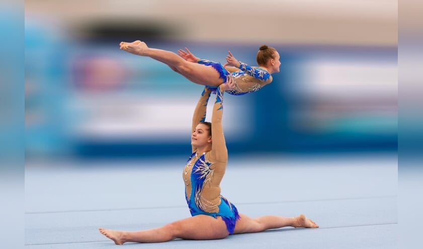 Babette (onder) met haar partner Guusje Rademakers tijdens acrogym