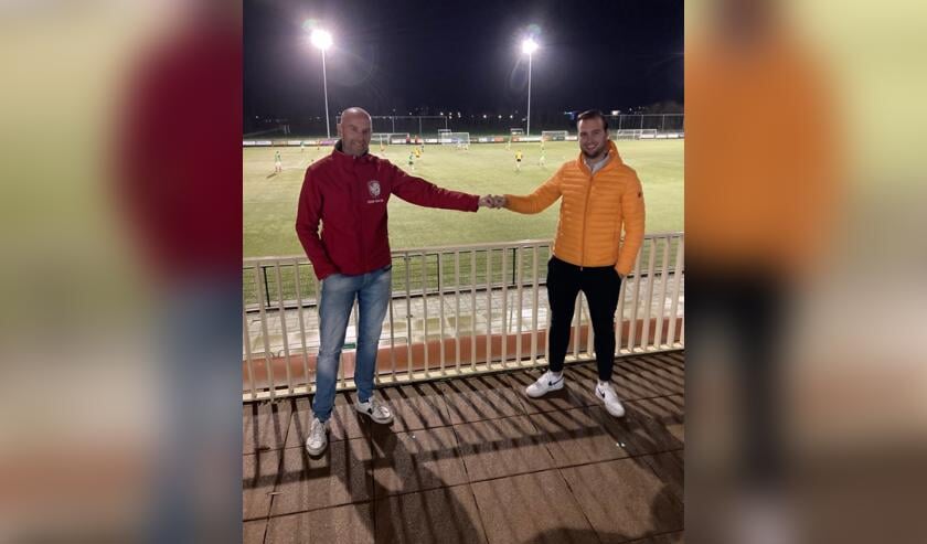 Workum-voorzitter André Visser en trainer Jente Bootsma feliciteren elkaar corornaproof.