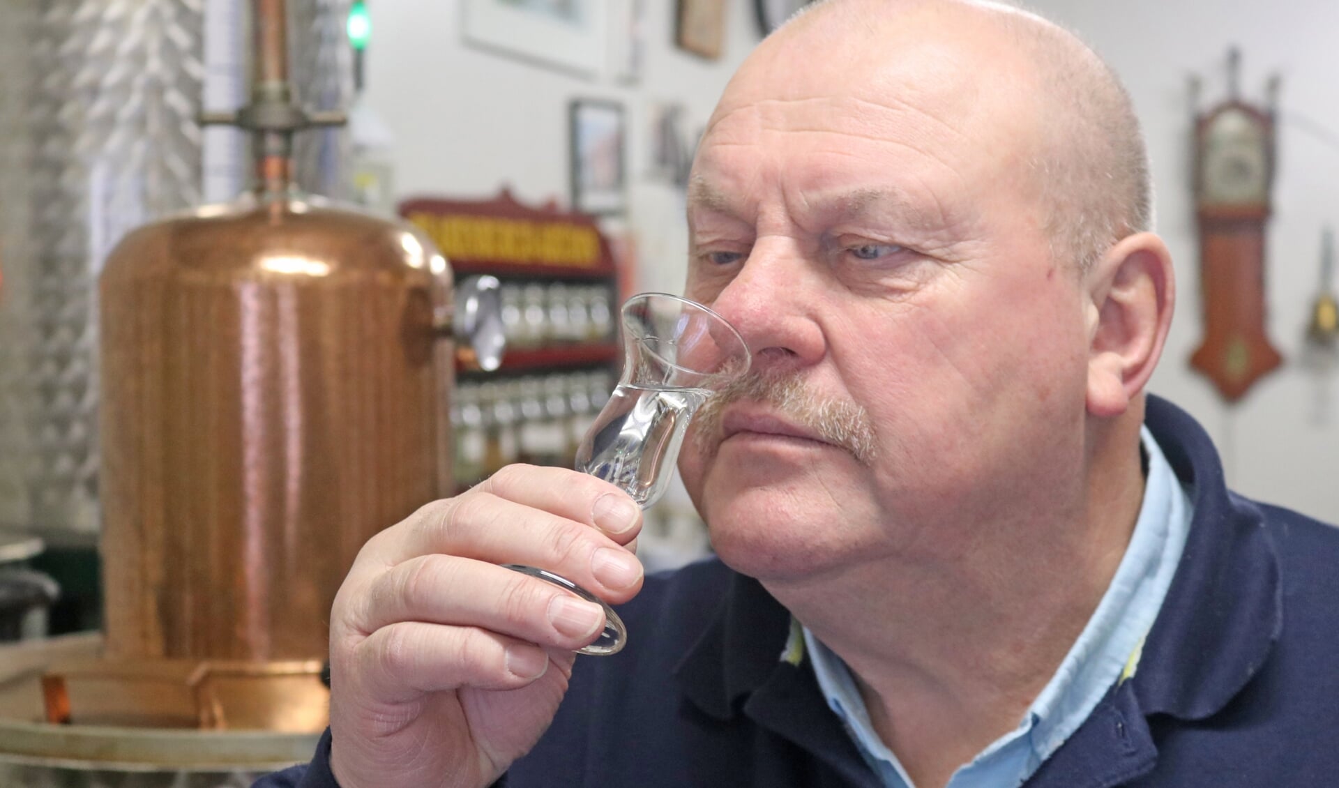  “Ik ben de enige distilleerderij die nog echt ambachtelijk werkt,” vertelt Wiepie Oenema over zijn distilleerderij- toepasselijk De Stiekeme Stoker geheten.  