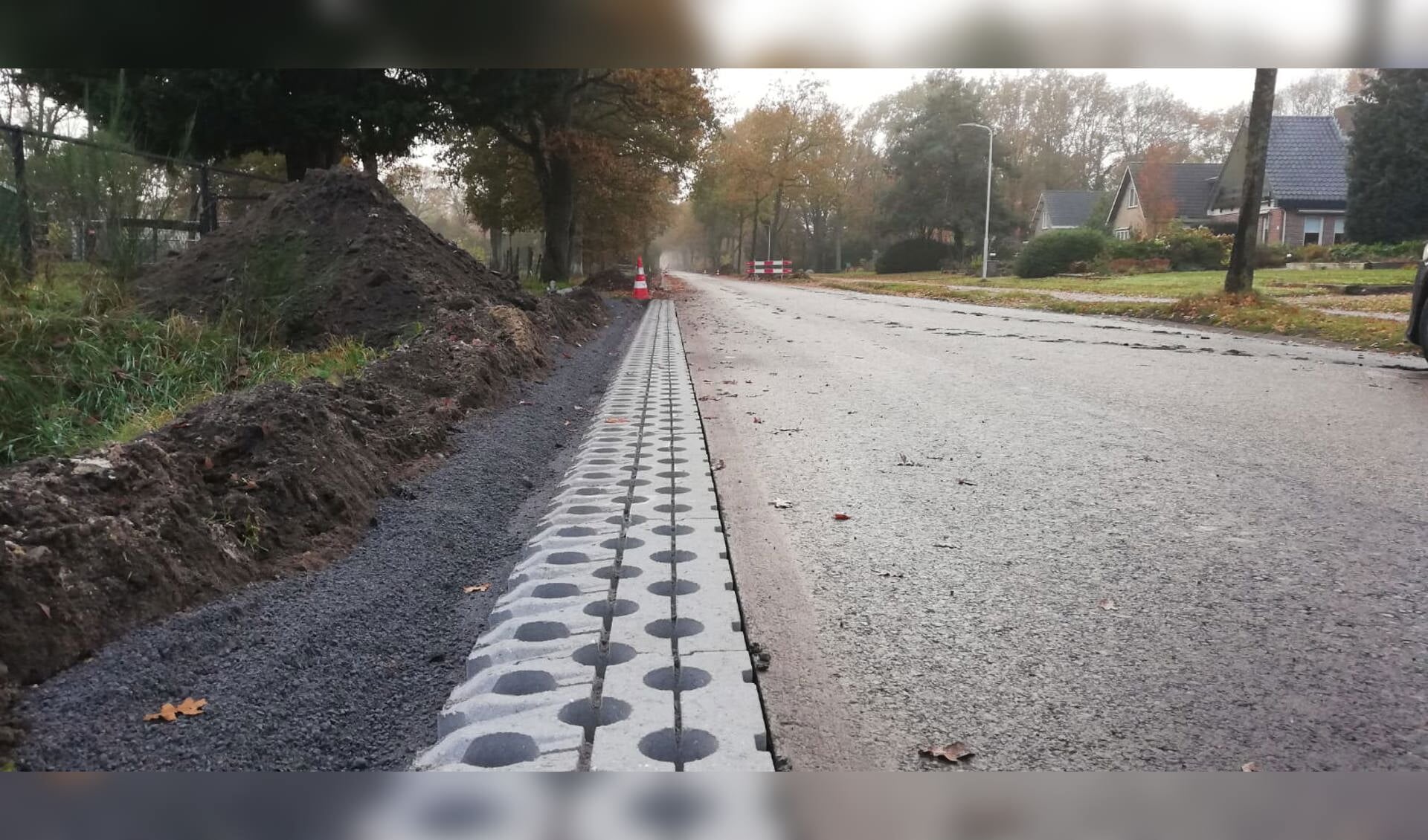 De betonnen graskeien die voor extra verkeersveiligheid in Ooststellingwerf gaan zorgen.