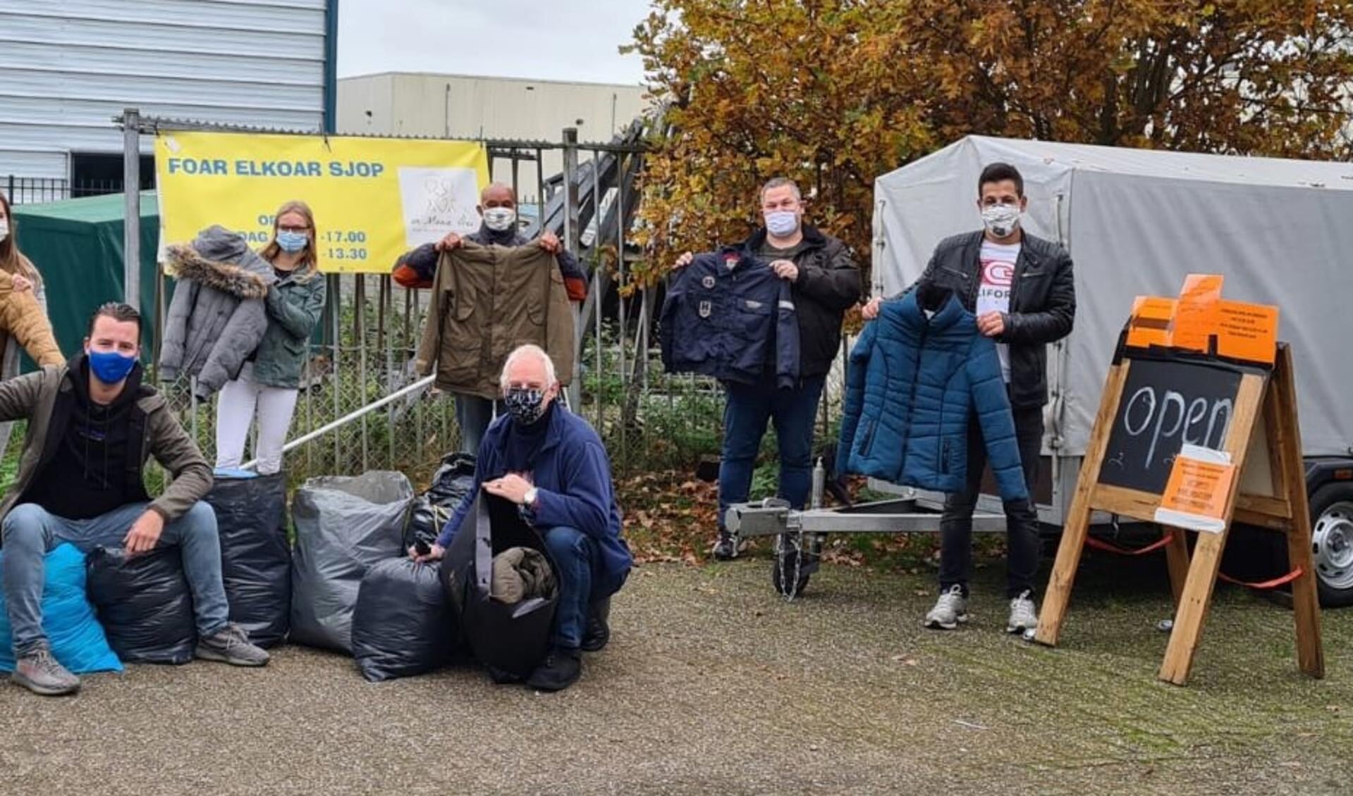 De Foar Elkoar Sjop (weggeefwinkel) in Heerenveen. Van links naar rechts: Van de groep ME&D Mireille Spoelstra, Julian Spoelstra, Marline Wolthuizen en van de Sjop: Valentijn Kongolo, Hans Bakker (voorzitter van de stichting), Gosse Spiekhout (secretaris) en Mohammed Alhawasi.