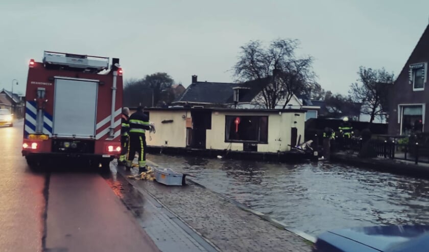 Het losgeraakte woonschip op de Parregaster Trekvaart.