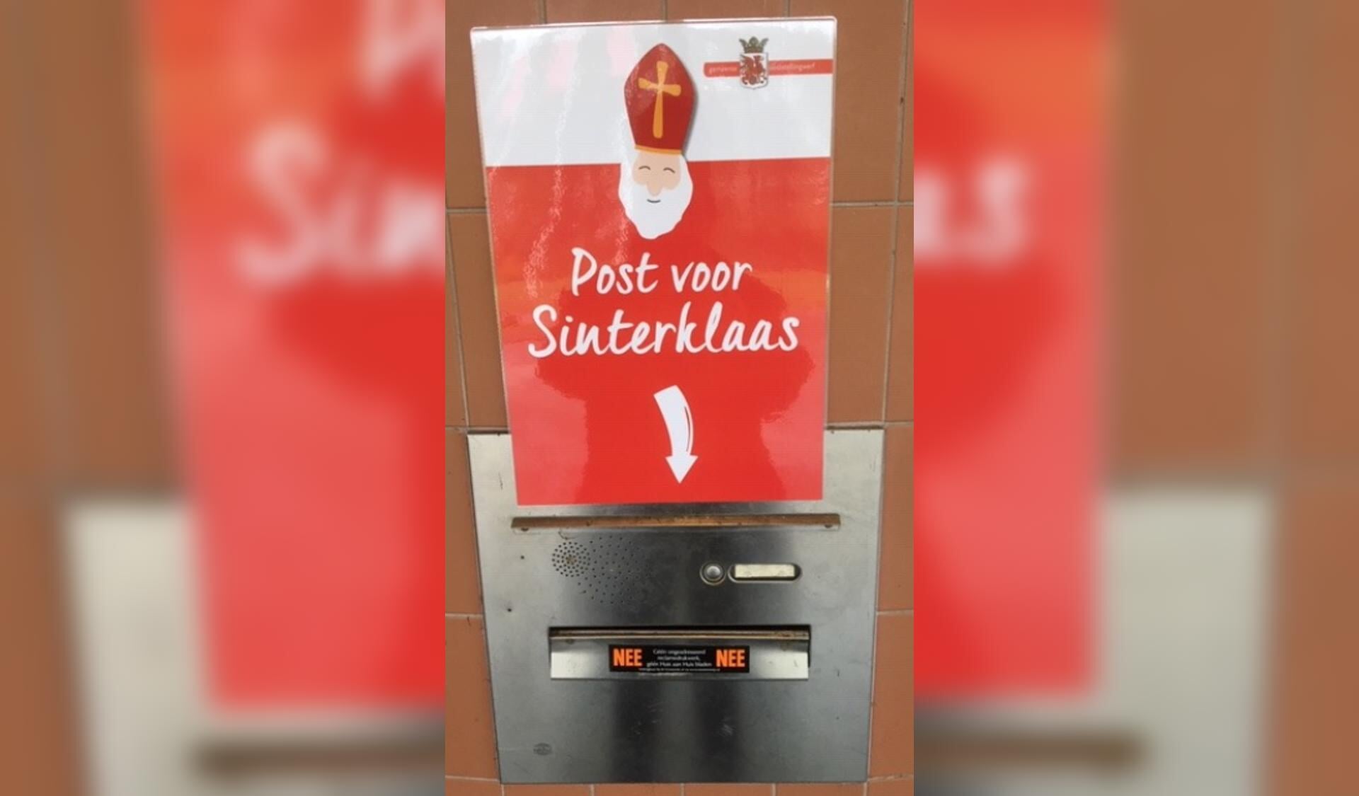 De speciale Sinterklaas-brievenbus aan de muur van het gemeentehuis in Oosterwolde.